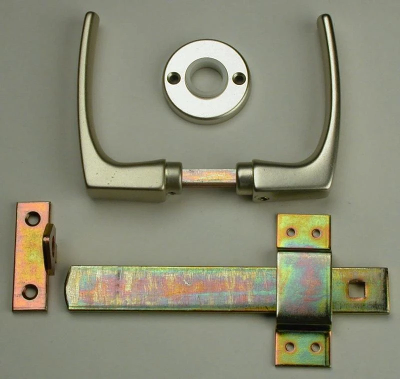 Waelbers Tuindeursluiting Geel Verzinkt Met Aluminium Deurkruk 1 Waelbers Tuindeursluiting Geel Verzinkt Met Aluminium Deurkruk