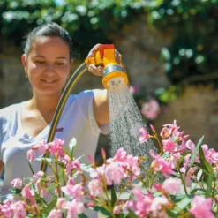 Hozelock Broes Multi Spray Gun -Bijzondere Tuin Verkoop 2669 Lifestyle with 2075 scaled