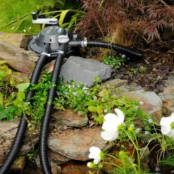 Hozelock Bioforce 18000 UVC Revolution -Bijzondere Tuin Verkoop 5010646055123 hozelock bioforce revolution 12000 vijverfilter 1352 sfeerfoto 5